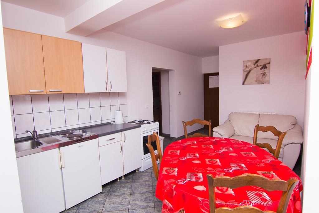 Apartmani Zuzic Krk Town Chambre photo