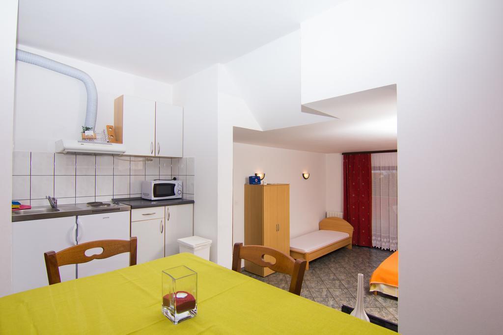 Apartmani Zuzic Krk Town Chambre photo